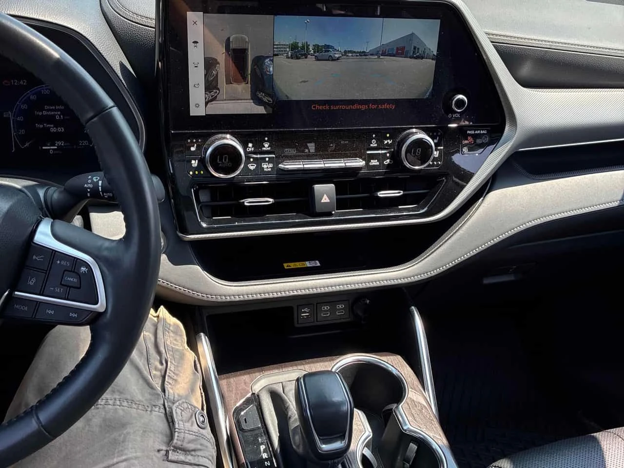 Toyota Highlander 2.5L Hybrid Limited / HUD / 360 / ОБДУХВАНЕ / ПАНО, снимка 10 - Автомобили и джипове - 55555039