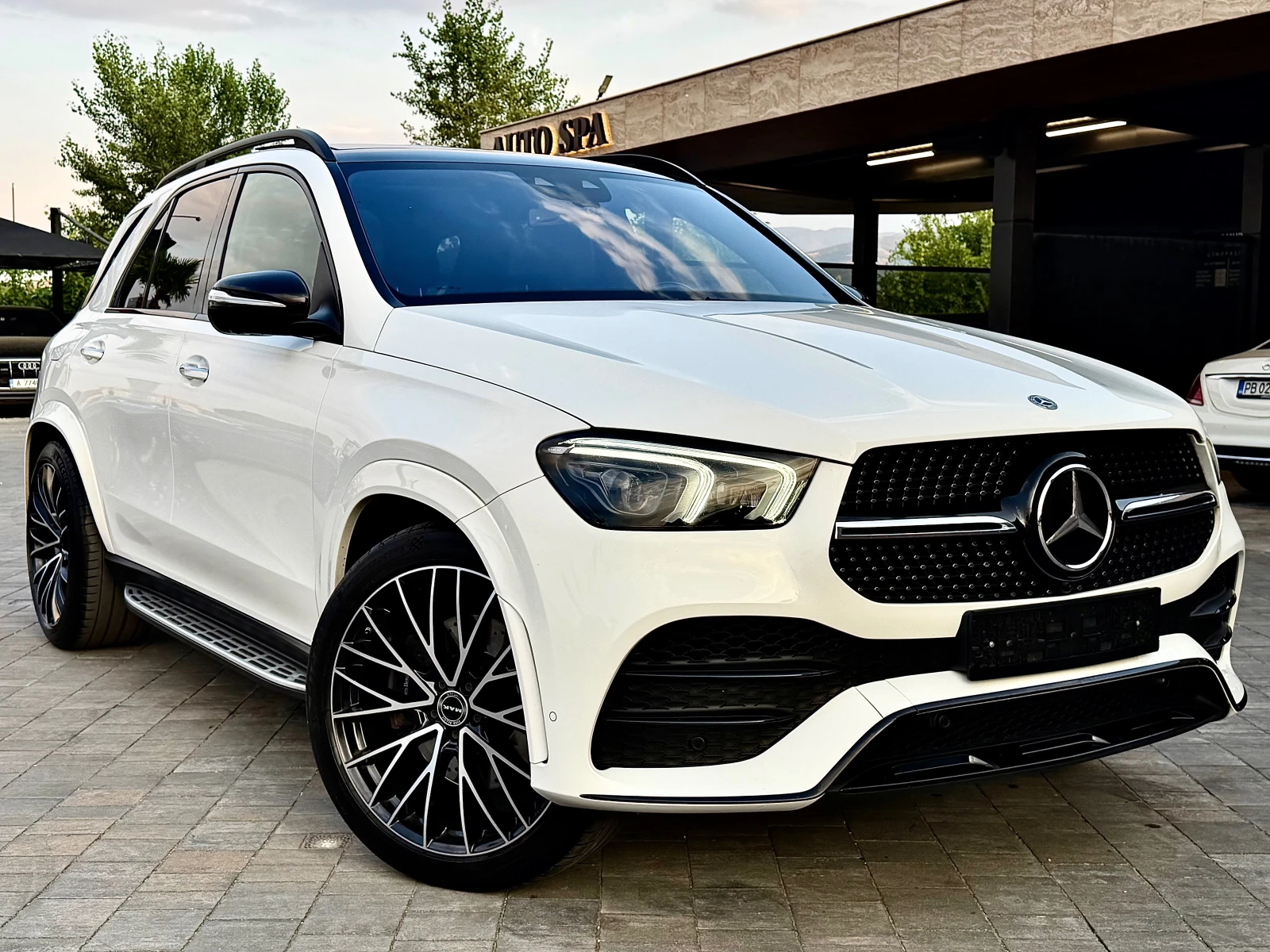Mercedes-Benz GLE 400 AMG #PANO#OBDUH#Burmester#DIS#Cam360#HUD#KeyLess#j, снимка 3 - Автомобили и джипове - 55833496