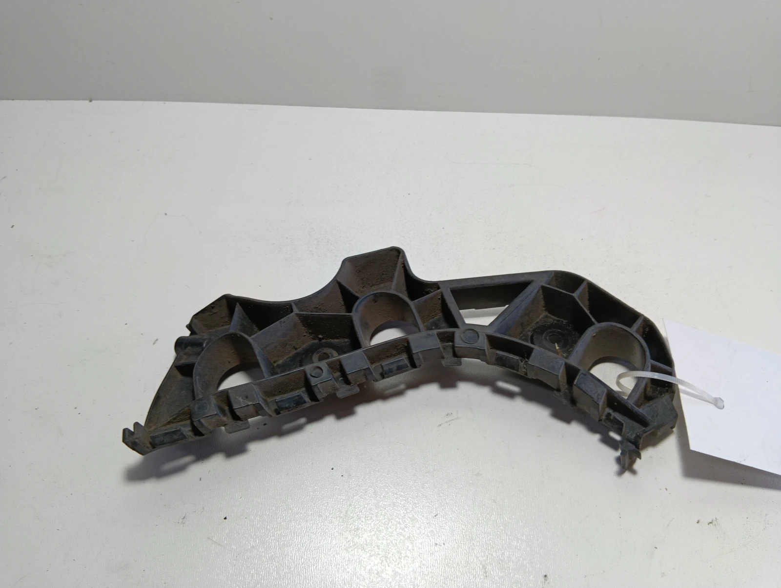 държач броня преден ляв 3C8807183B VW Passat CC