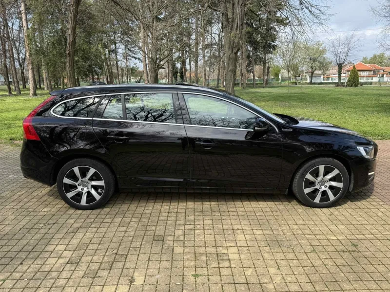 Volvo V60 Hybrid, снимка 9 - Автомобили и джипове - 52724045