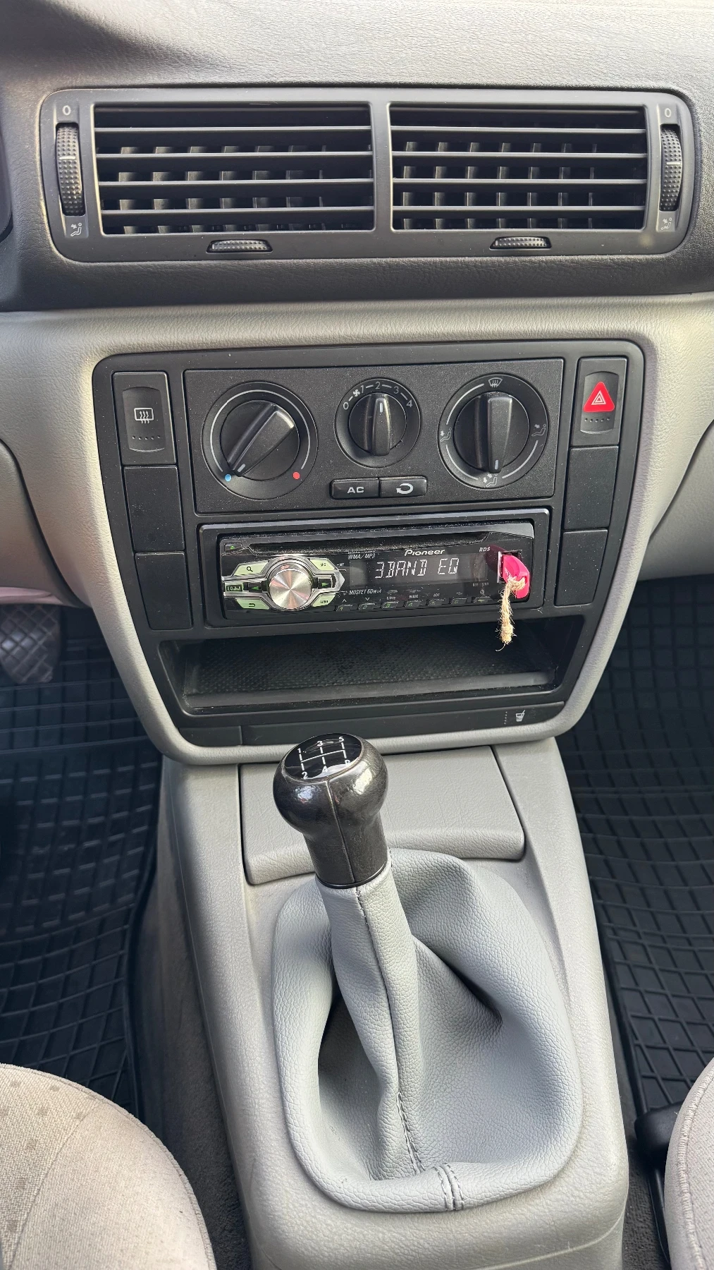 VW Passat 1.6 101к.М.Данък Регистриран, снимка 12 - Автомобили и джипове - 54445411