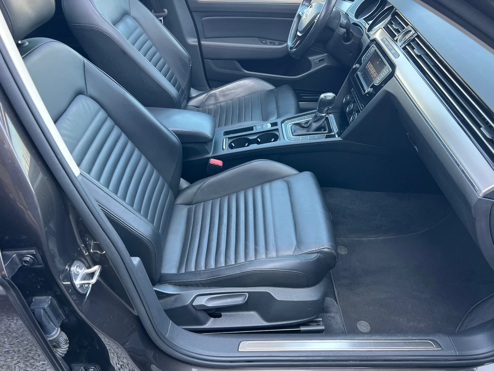 VW Passat 2.0TDI* 100%* AUTOMAT* PANORAMA* NAVI* ЛИЗИНГ, снимка 6 - Автомобили и джипове - 54479356