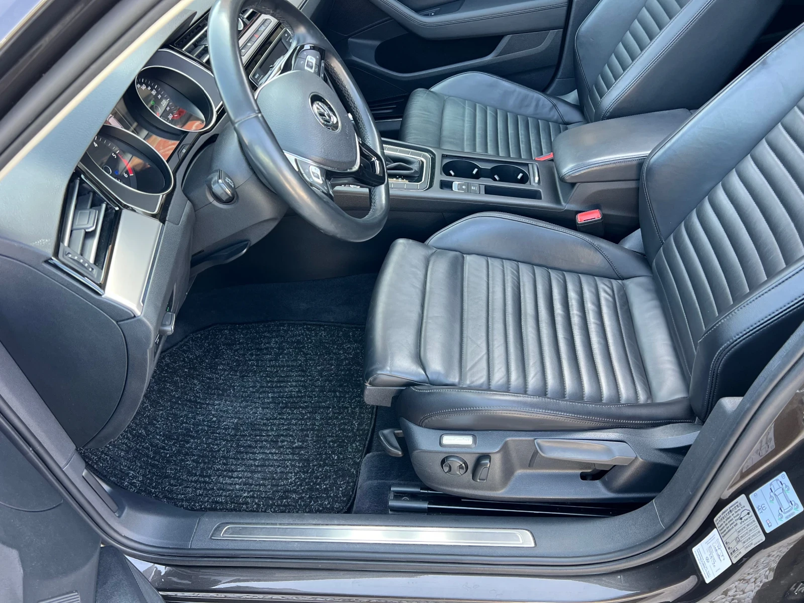 VW Passat 2.0TDI* 100%* AUTOMAT* PANORAMA* NAVI* ЛИЗИНГ, снимка 14 - Автомобили и джипове - 54479356