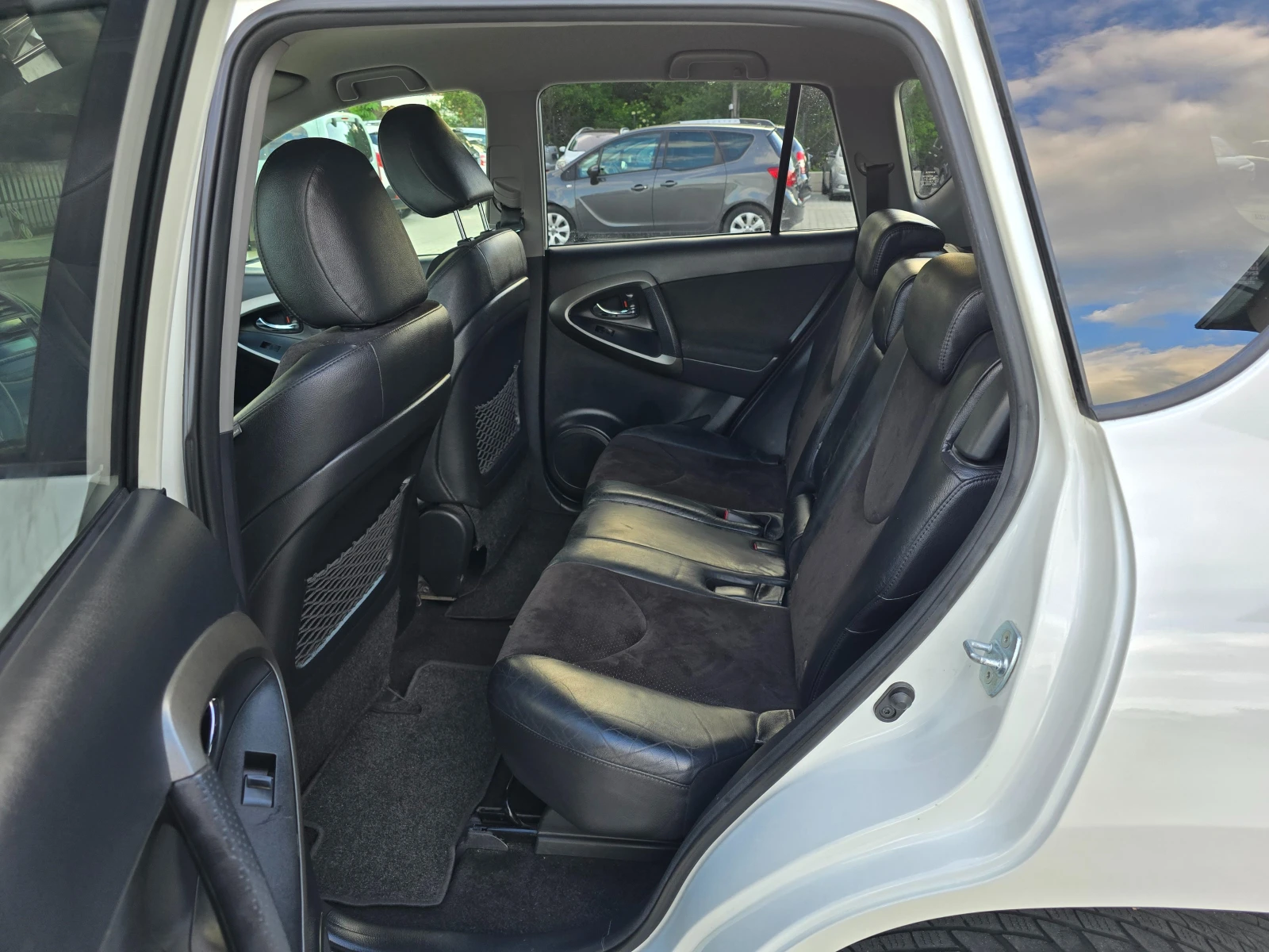 Toyota Rav4 2.2 D4D, 150к.с., 4х4, 6ск., Бяла перла! - изображение 9
