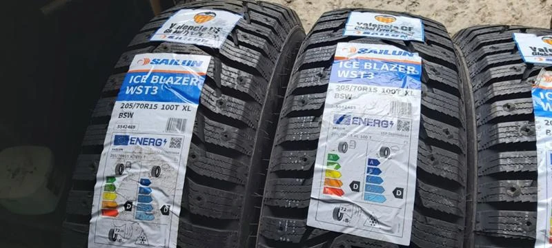 Гуми Зимни 205/70R15, снимка 2 - Гуми и джанти - 35148318