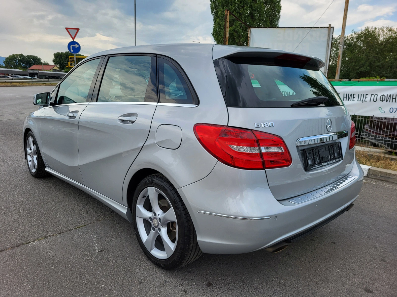 Mercedes-Benz B 180 БЕНЗИН-АВТОМАТИК-ДИСТРОНИК-КОЖА-НАВИГАЦИЯ - изображение 7