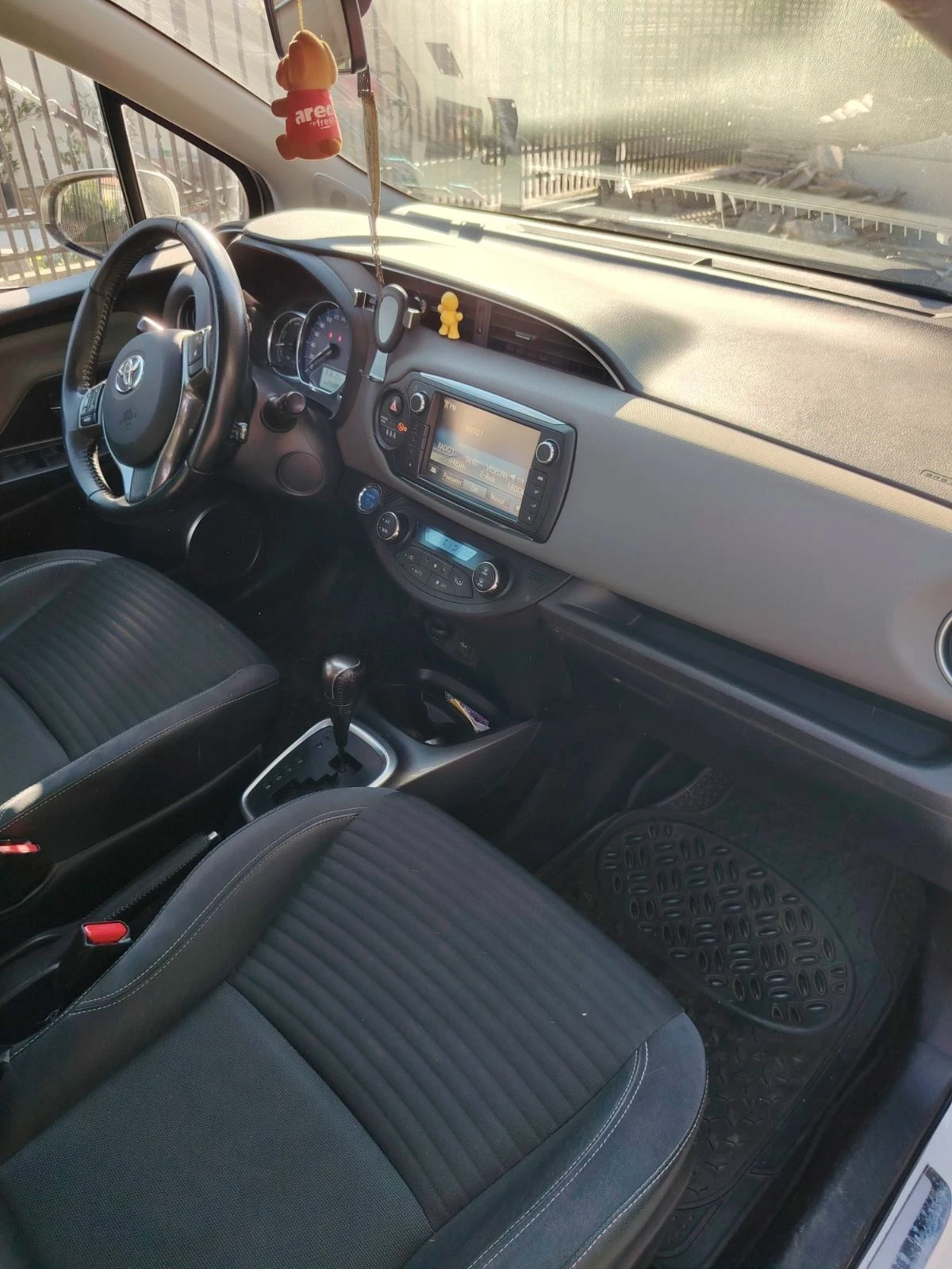 Toyota Yaris 1.5 бензин хибрит - изображение 8