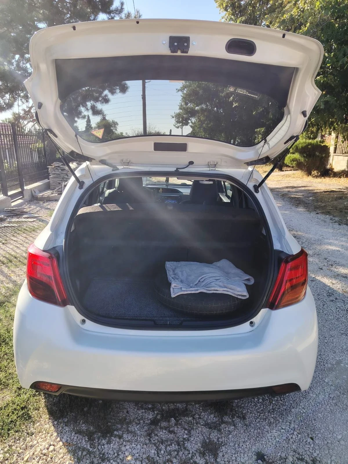 Toyota Yaris 1.5 бензин хибрит - изображение 10