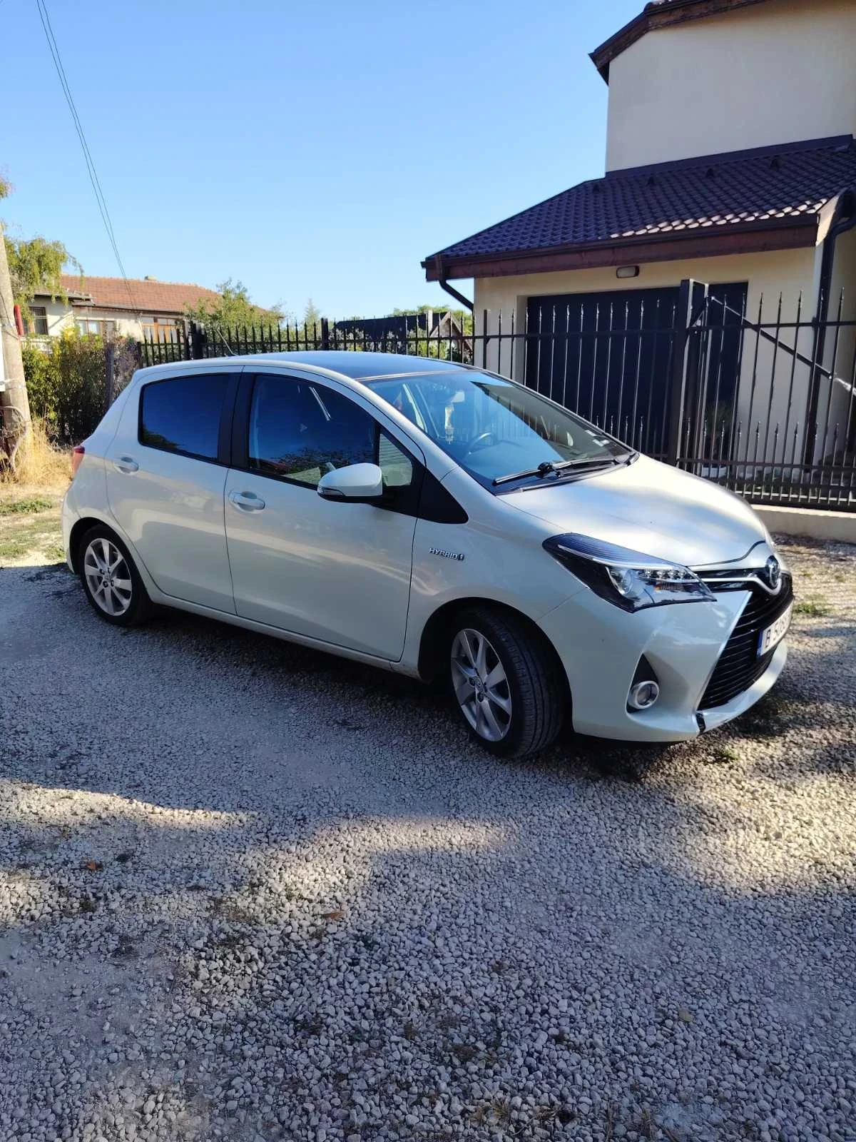 Toyota Yaris 1.5 бензин хибрит - изображение 4