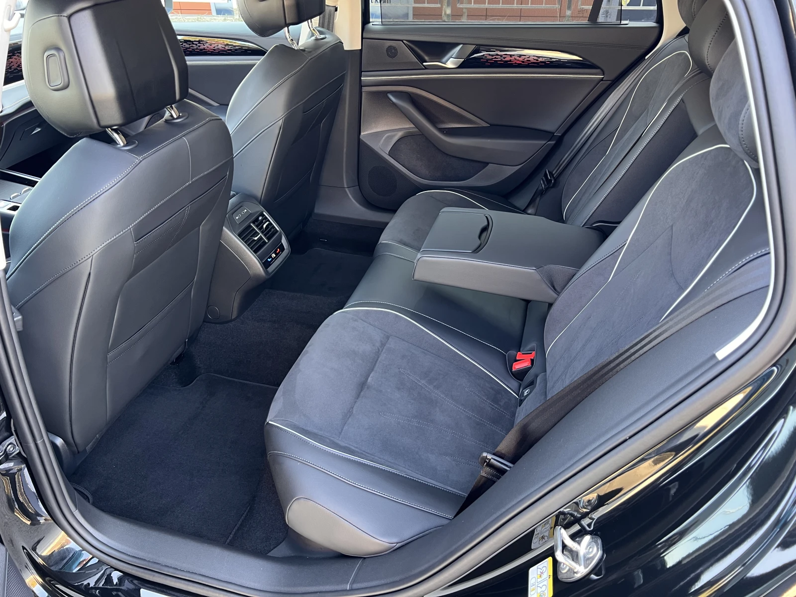 VW Passat Elegance+ /2.0TDI/150k.c./7A/Гаранция, снимка 10 - Автомобили и джипове - 53737843