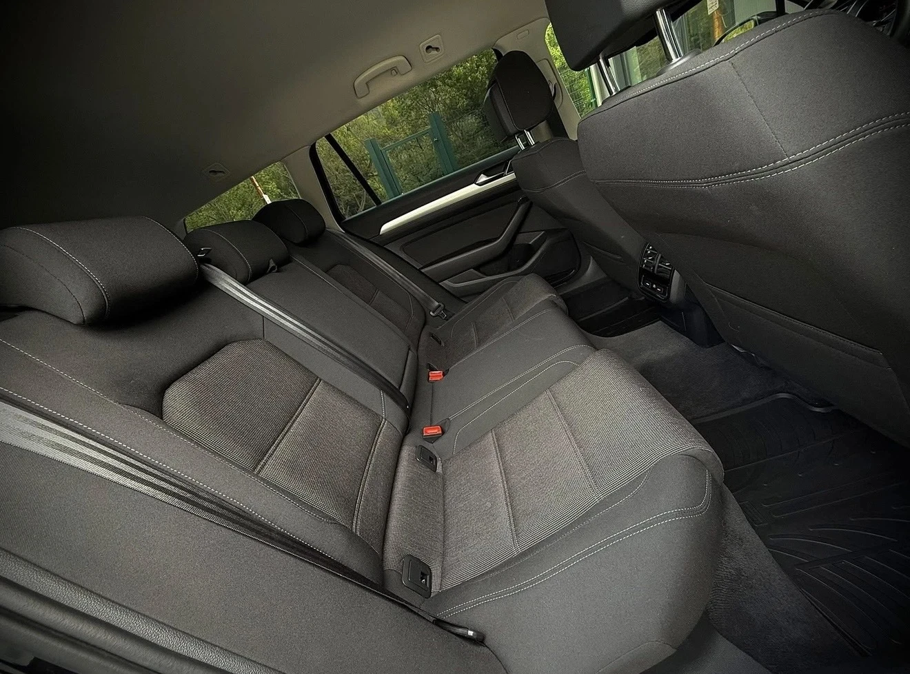 VW Passat 2.0TDI * RlineOptik* DSG* Massage* CarPlay* , снимка 13 - Автомобили и джипове - 54600744