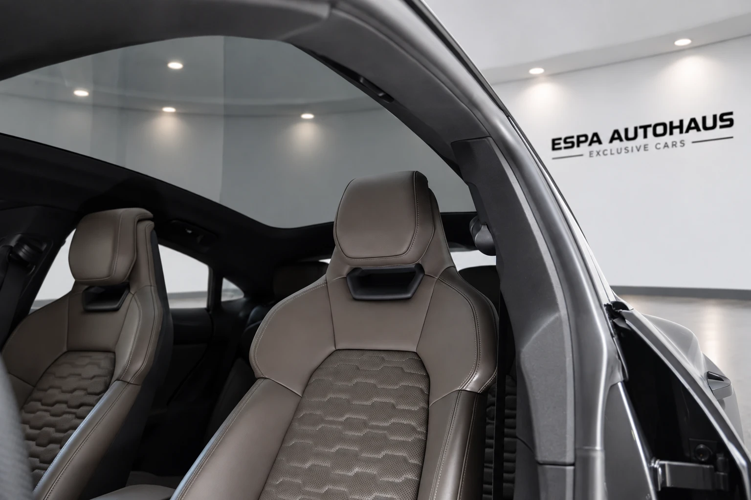 Audi E-Tron GT НАЛИЧЕН quattro B&O Carbon Laser lights, снимка 16 - Автомобили и джипове - 55134926