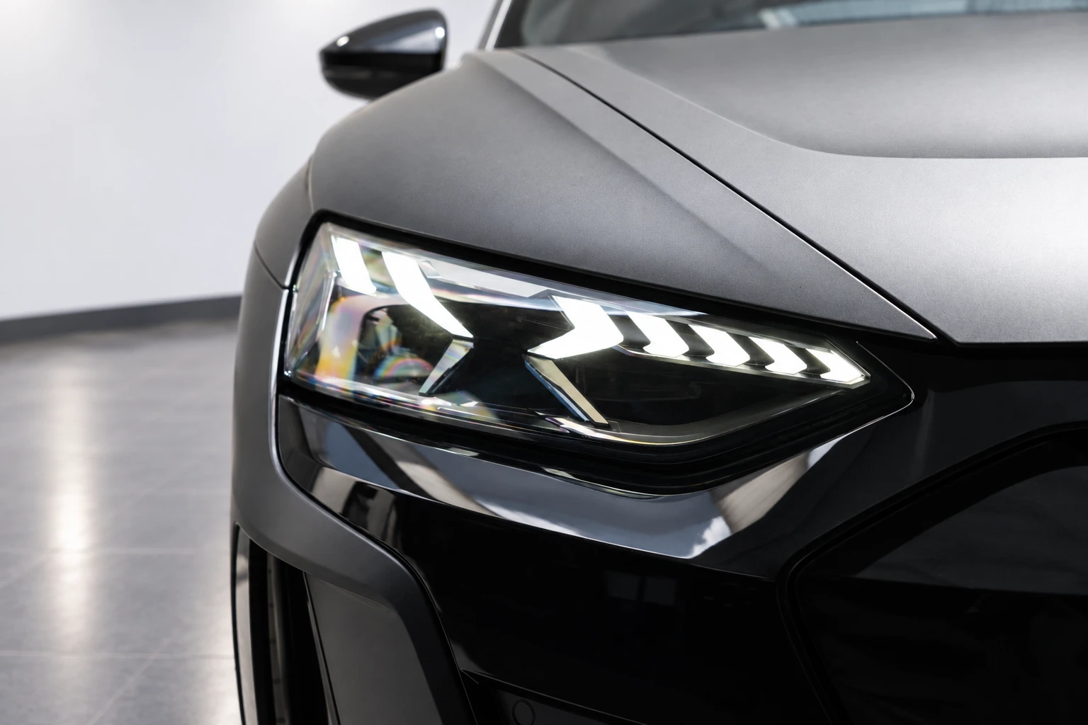Audi E-Tron GT НАЛИЧЕН quattro B&O Carbon Laser lights, снимка 5 - Автомобили и джипове - 55134926