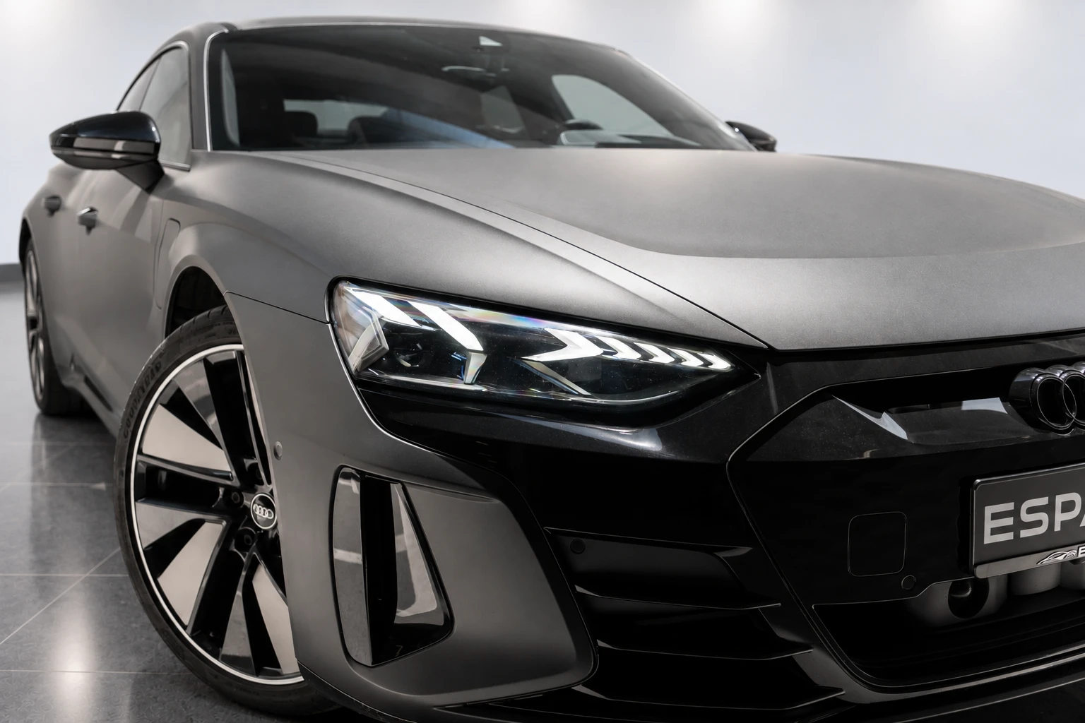 Audi E-Tron GT НАЛИЧЕН quattro B&O Carbon Laser lights, снимка 2 - Автомобили и джипове - 55134926