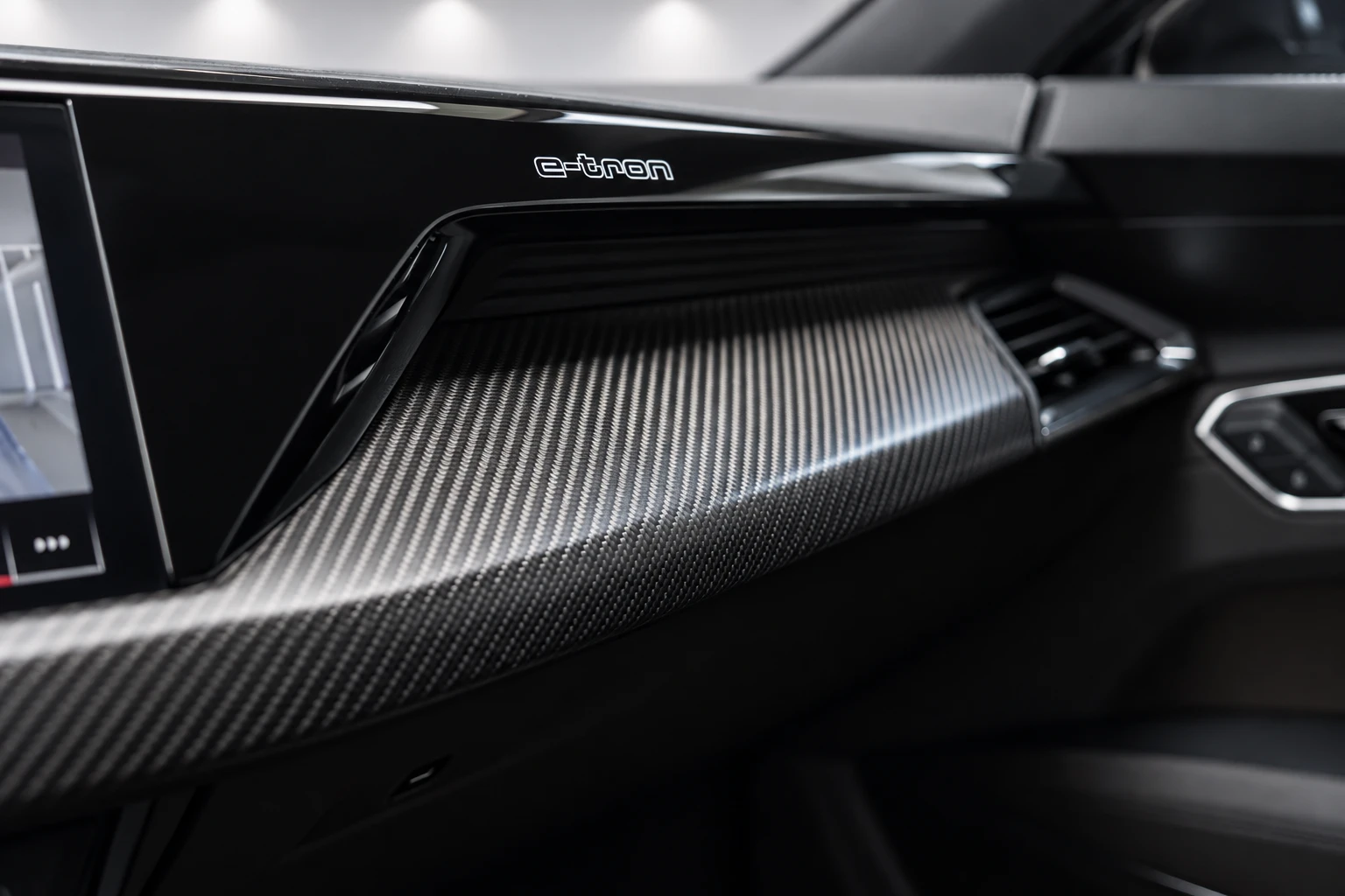 Audi E-Tron GT НАЛИЧЕН quattro B&O Carbon Laser lights, снимка 14 - Автомобили и джипове - 55134926