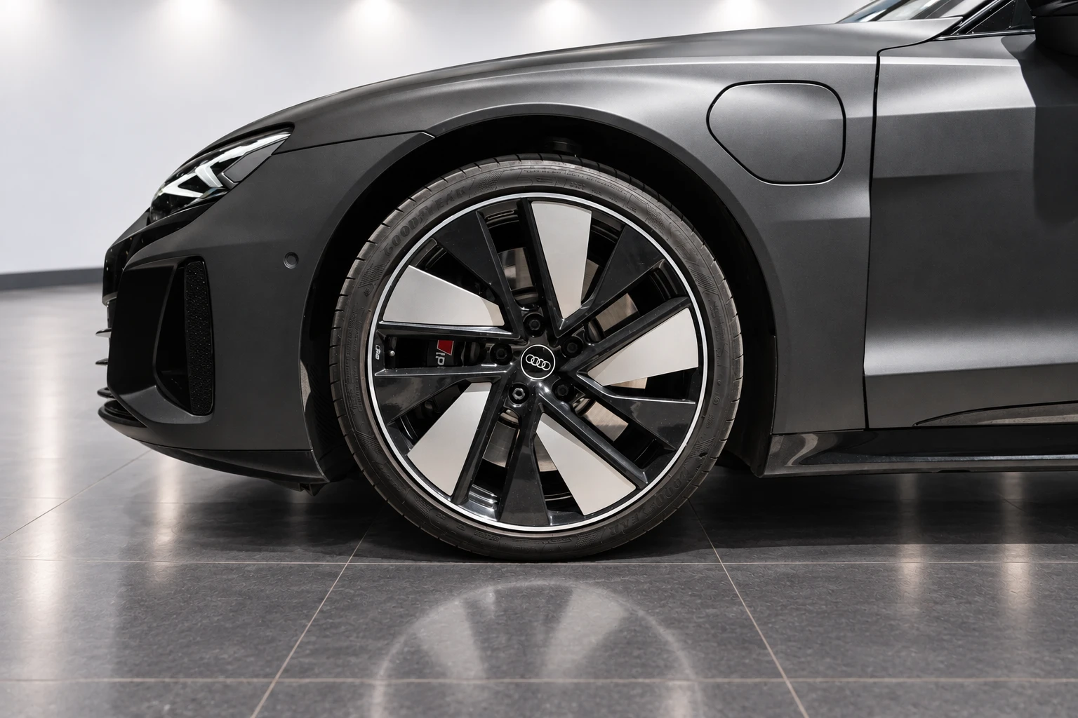 Audi E-Tron GT НАЛИЧЕН quattro B&O Carbon Laser lights, снимка 4 - Автомобили и джипове - 55134926