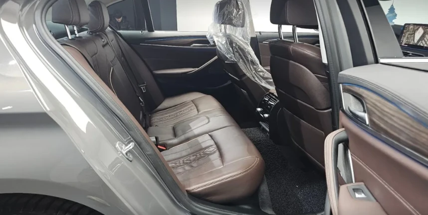 BMW 530E * АВТО КРЕДИТ* ЦЕНА ДО БГ * Сервизна история * , снимка 13 - Автомобили и джипове - 55472819