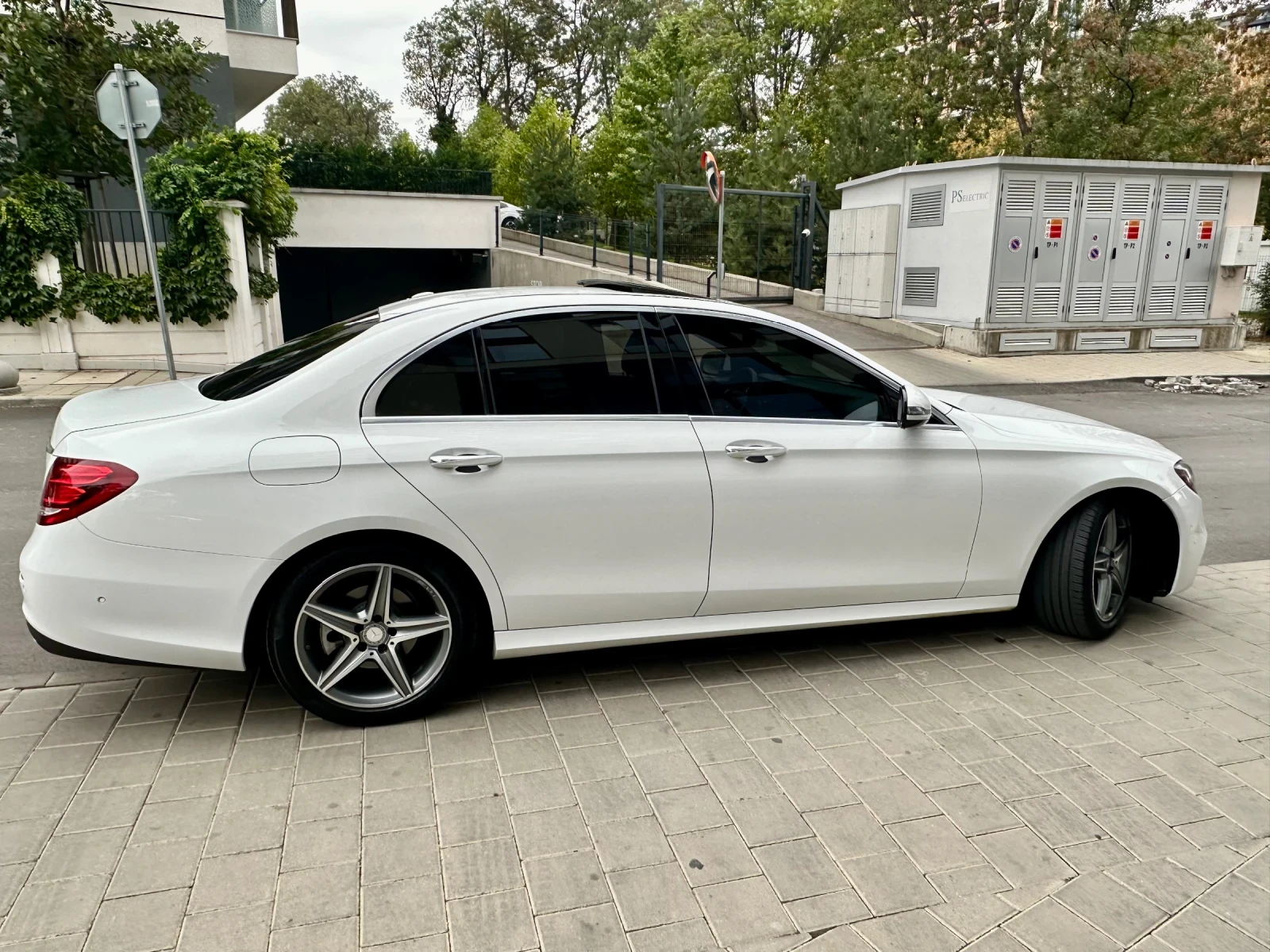 Mercedes-Benz E 300 9G Tronic AMG , снимка 3 - Автомобили и джипове - 55885079