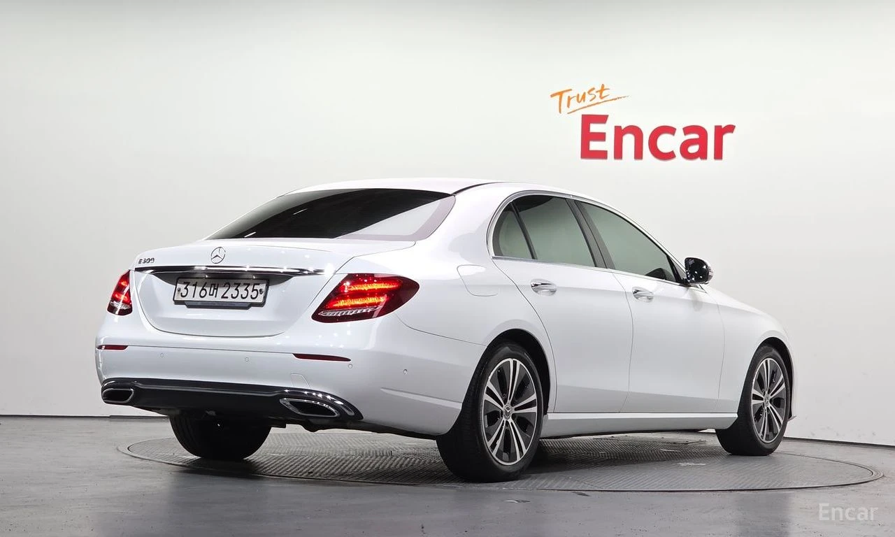 Mercedes-Benz E 300 BURMESTER* ОБДУХВАНЕ* ХЕДЪП* ДИСТРОНИК* 360КАМЕРА*, снимка 2 - Автомобили и джипове - 56045153
