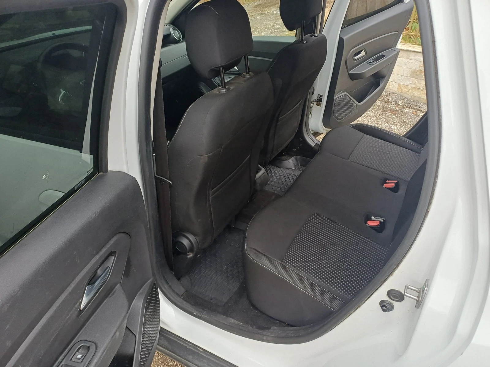 Dacia Duster 1.6i 4x4 - изображение 9
