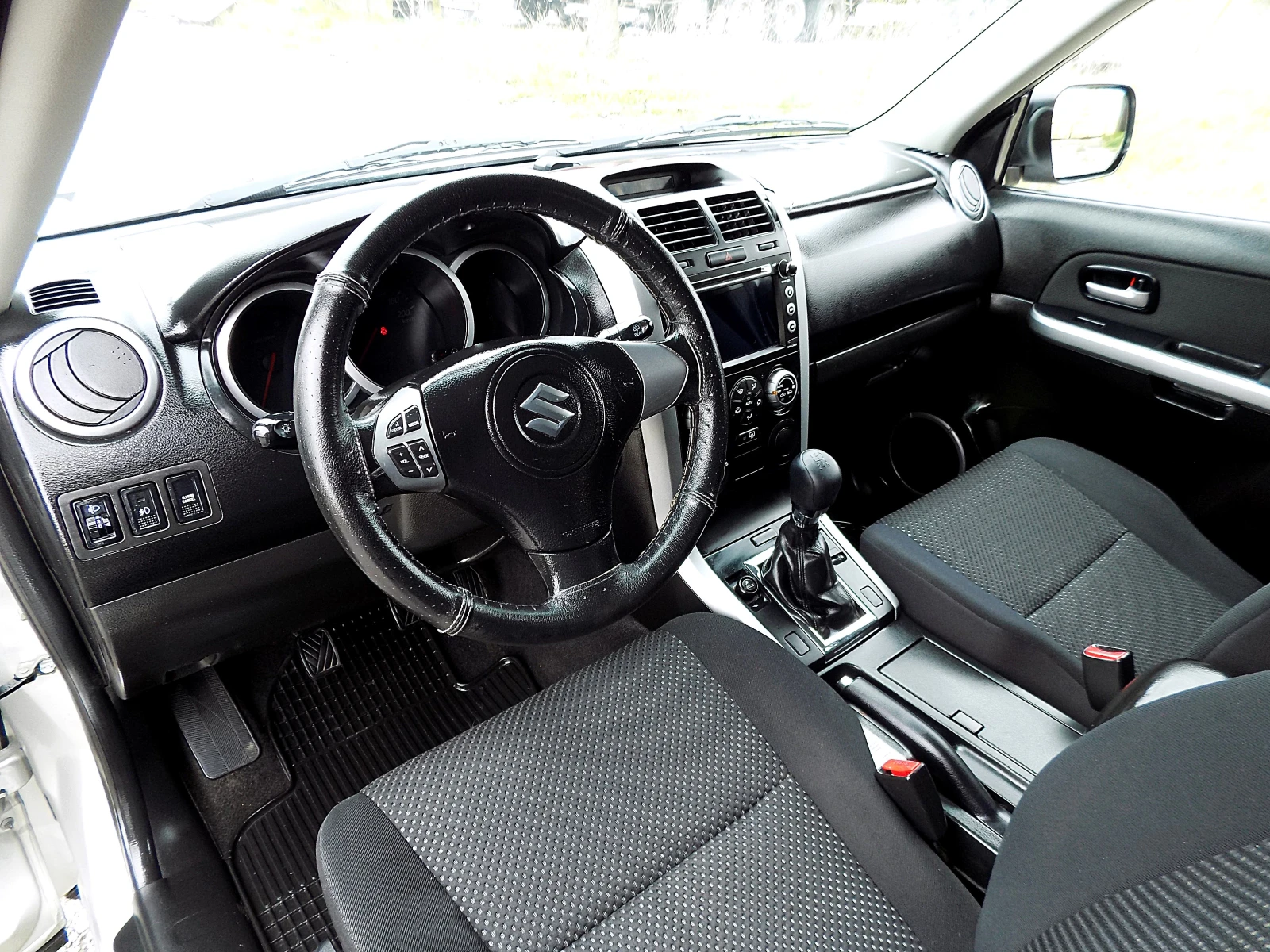 Suzuki Grand vitara 1.9DDiS/NAVi/БЕЗ РЪЖДА, снимка 8 - Автомобили и джипове - 54079122