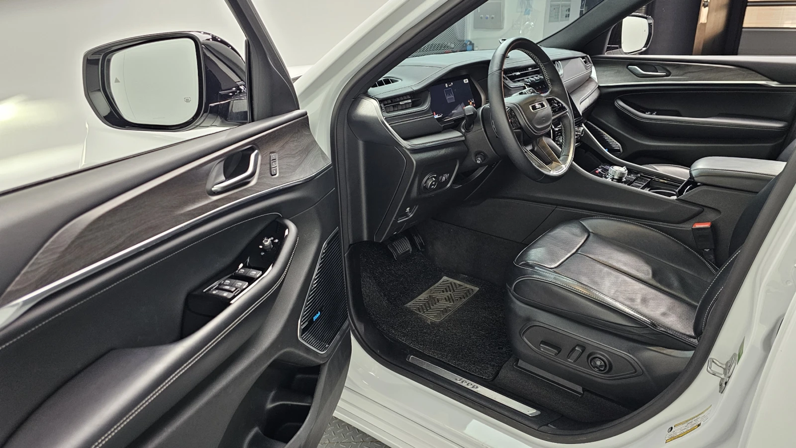 Jeep Cherokee 3.6* 360* ЕЛ. БАГАЖНИК* BLIND SPOT* ЛЮК* КРАЙНА ЦЕ, снимка 10 - Автомобили и джипове - 55594904