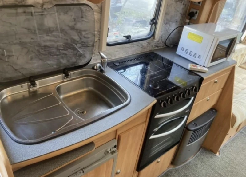 Каравана Adria Адора 532, снимка 8 - Каравани и кемпери - 52543057