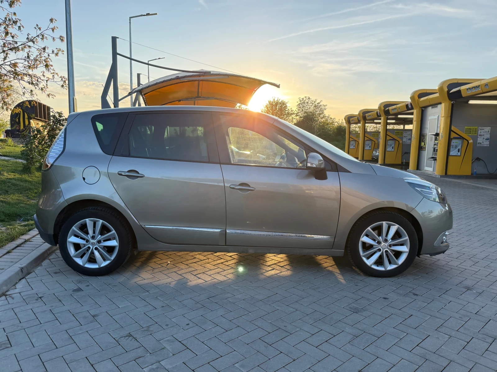 Renault Scenic, снимка 7 - Автомобили и джипове - 54356598