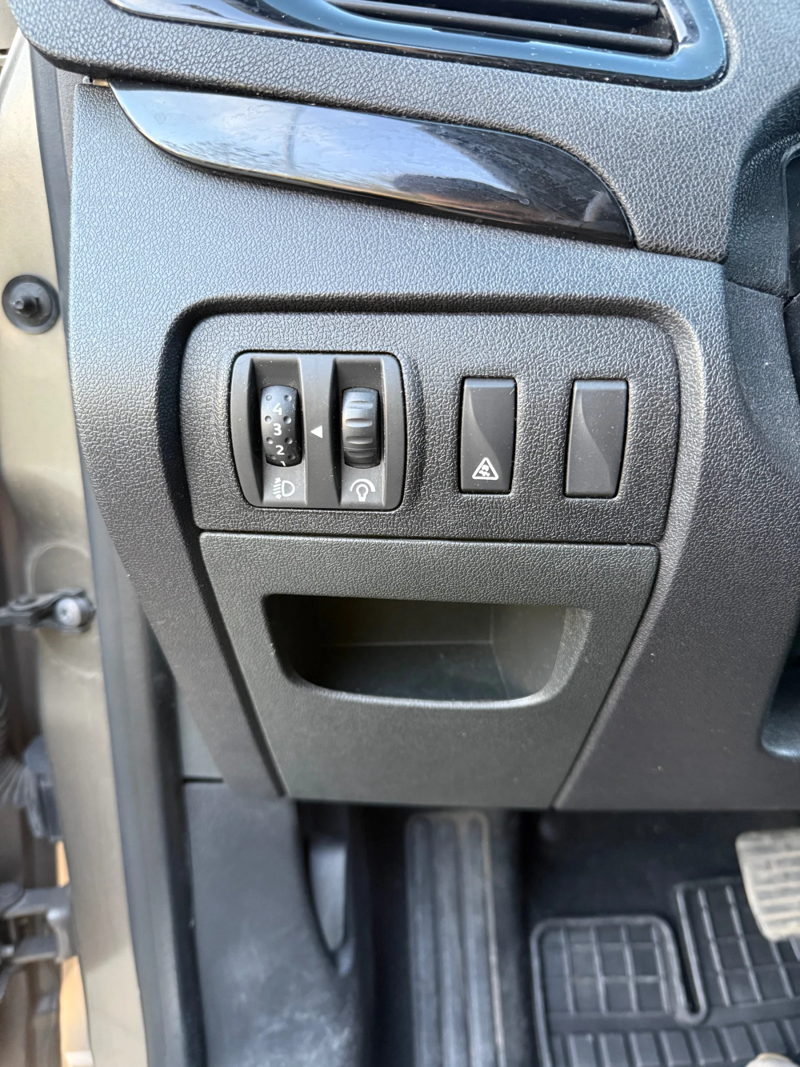 Renault Scenic, снимка 16 - Автомобили и джипове - 54356598