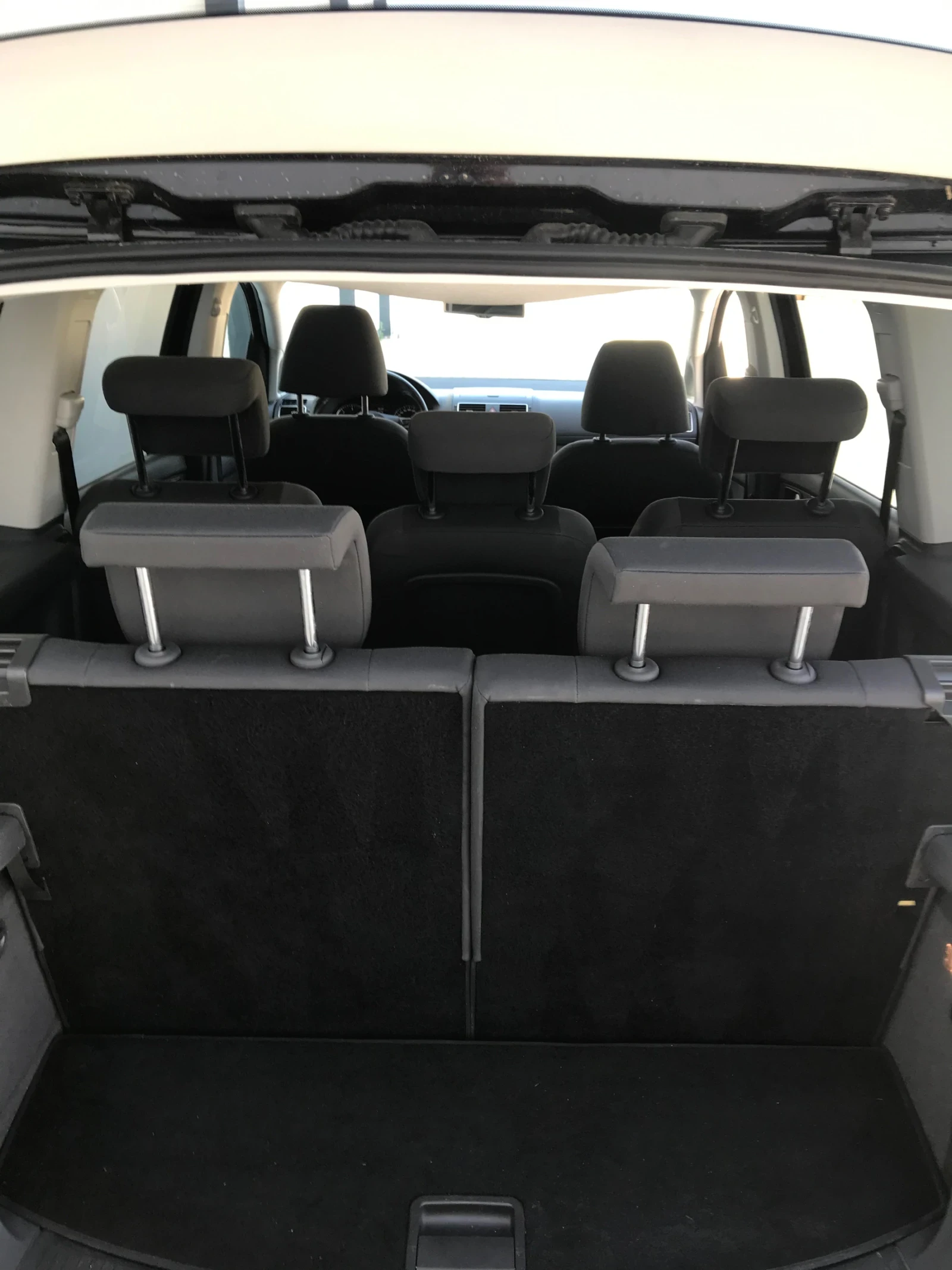 VW Touran 1.6tdi 105 7 Места, снимка 17 - Автомобили и джипове - 55477072