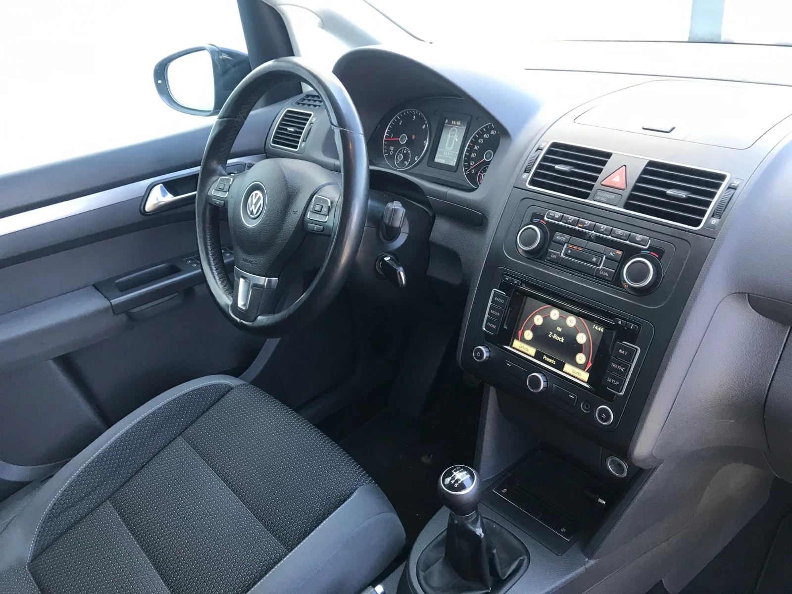 VW Touran 1.6tdi 105 7 Места, снимка 10 - Автомобили и джипове - 55477072