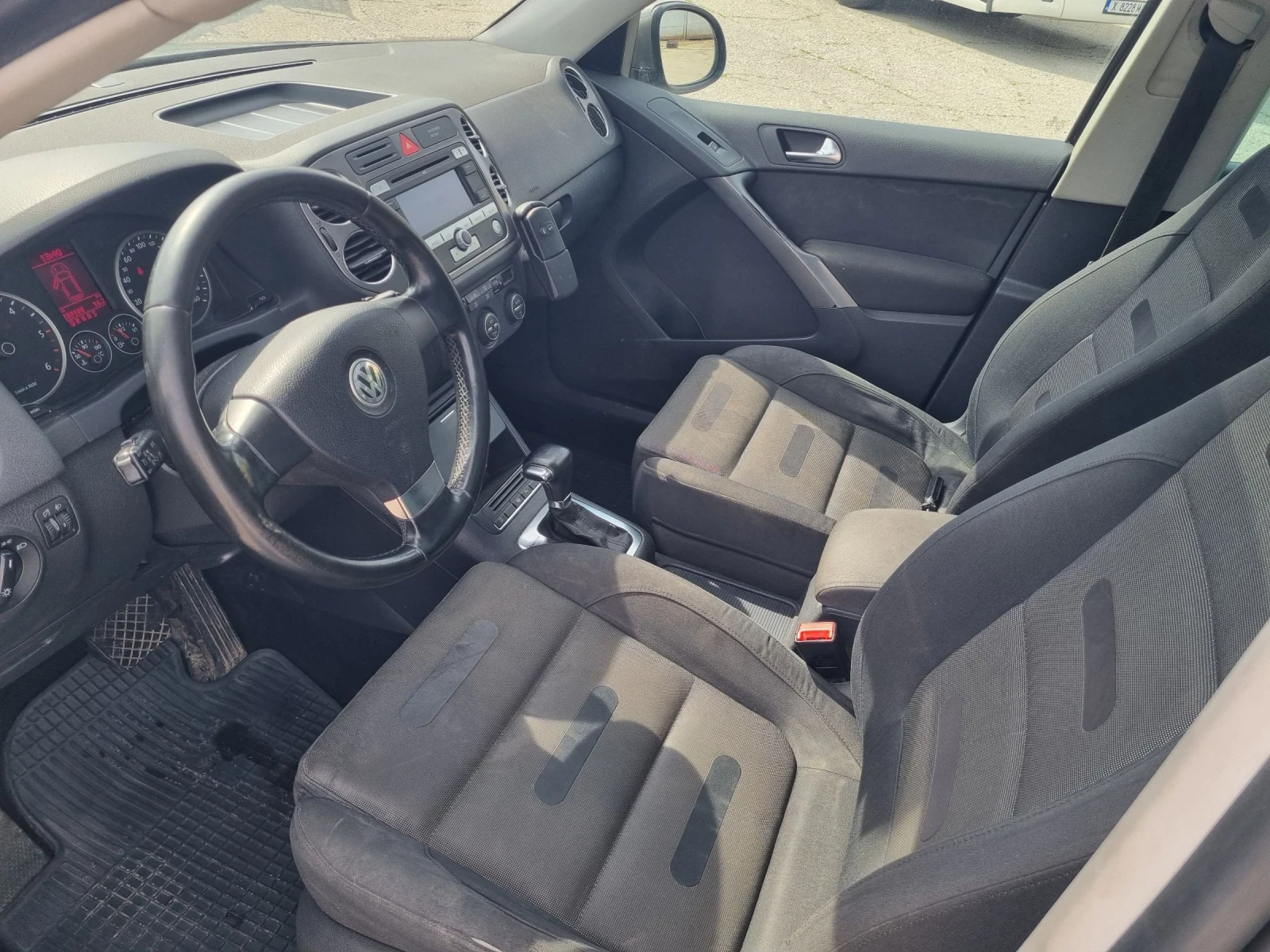 VW Tiguan 2.0tdi avtomat, снимка 8 - Автомобили и джипове - 54180669