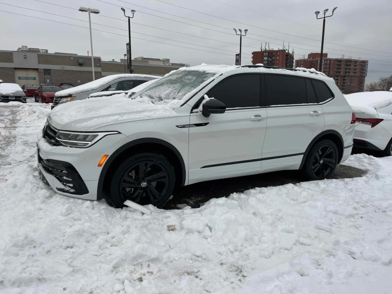 VW Tiguan 2023 Comfortline R Line Black Edition * CARFAX * , снимка 3 - Автомобили и джипове - 52879729