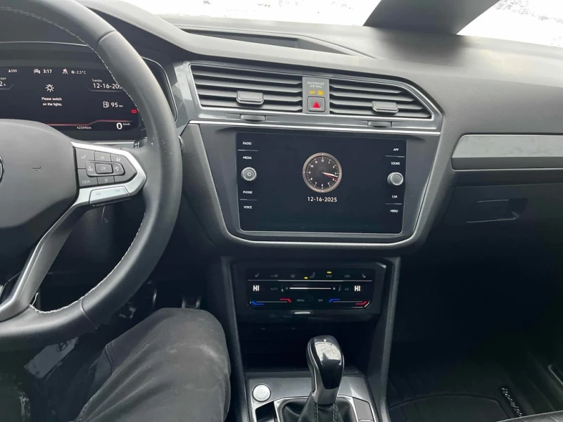 VW Tiguan 2023 Comfortline R Line Black Edition * CARFAX * , снимка 9 - Автомобили и джипове - 52879729