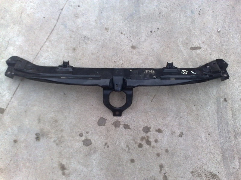 Греда между фарове за Мерцедес E220 01г.