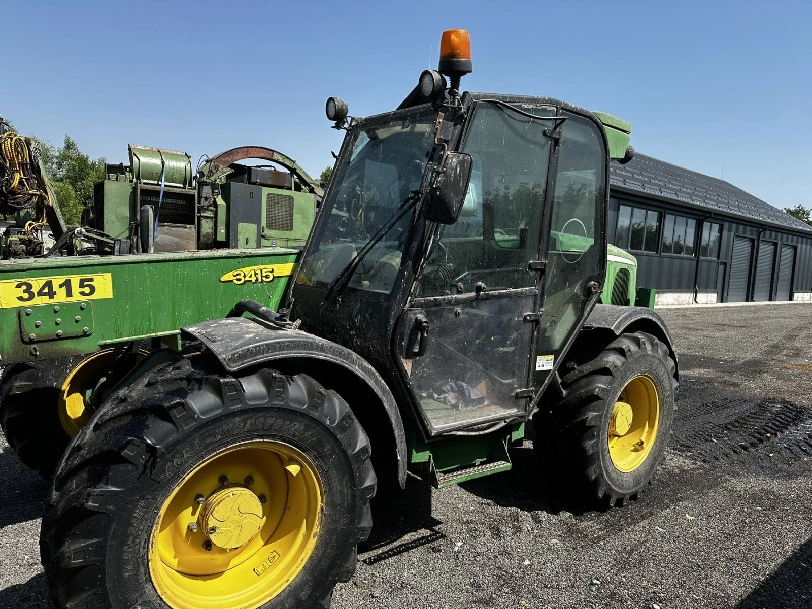 Телескопичен товарач John Deere 3415 - изображение 2