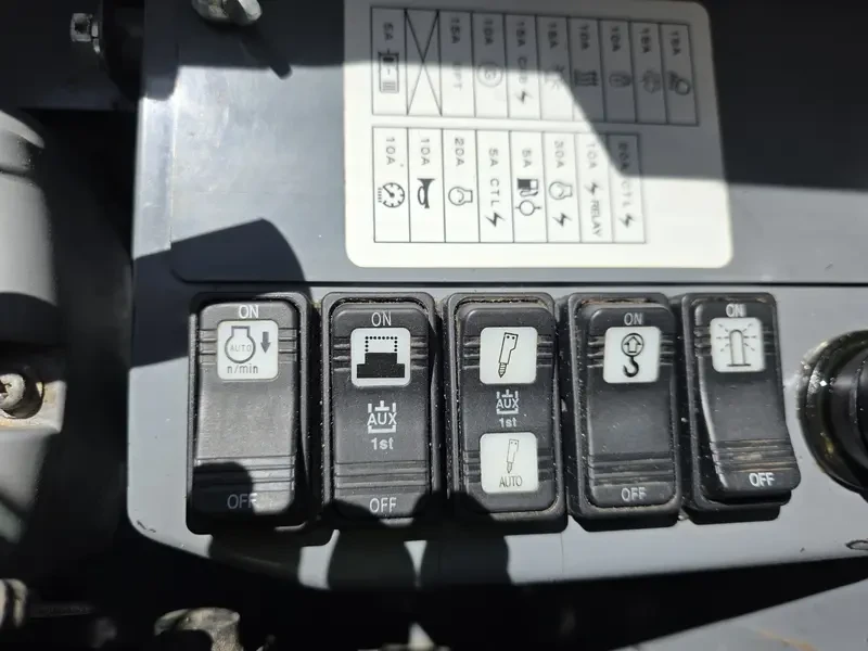 Багер Takeuchi TB 225 , снимка 12 - Индустриална техника - 54551356