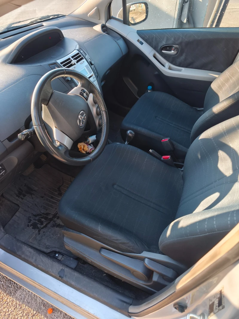 Toyota Yaris 1.3 16v VVT-i LUNA, снимка 9 - Автомобили и джипове - 47935789