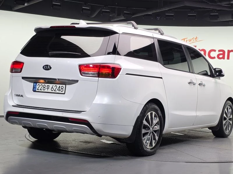 Kia Carnival 2.2 Automatic, снимка 3 - Автомобили и джипове - 55464623