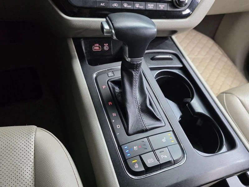 Kia Carnival 2.2 Automatic, снимка 12 - Автомобили и джипове - 55464623