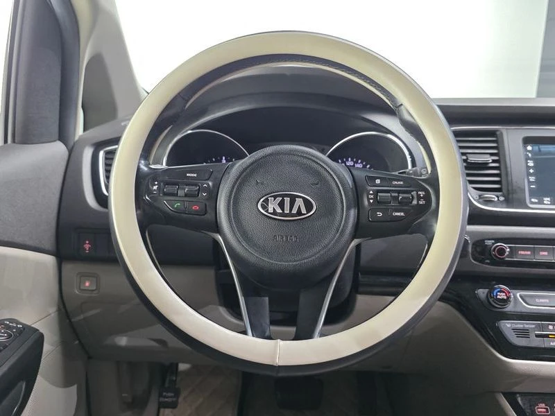 Kia Carnival 2.2 Automatic, снимка 10 - Автомобили и джипове - 55464623