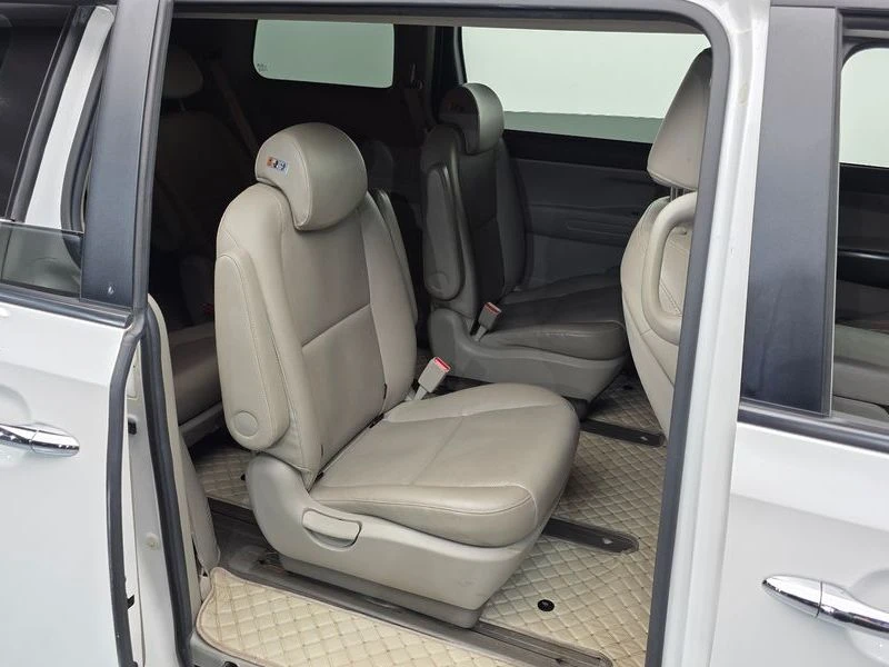 Kia Carnival 2.2 Automatic, снимка 16 - Автомобили и джипове - 55464623