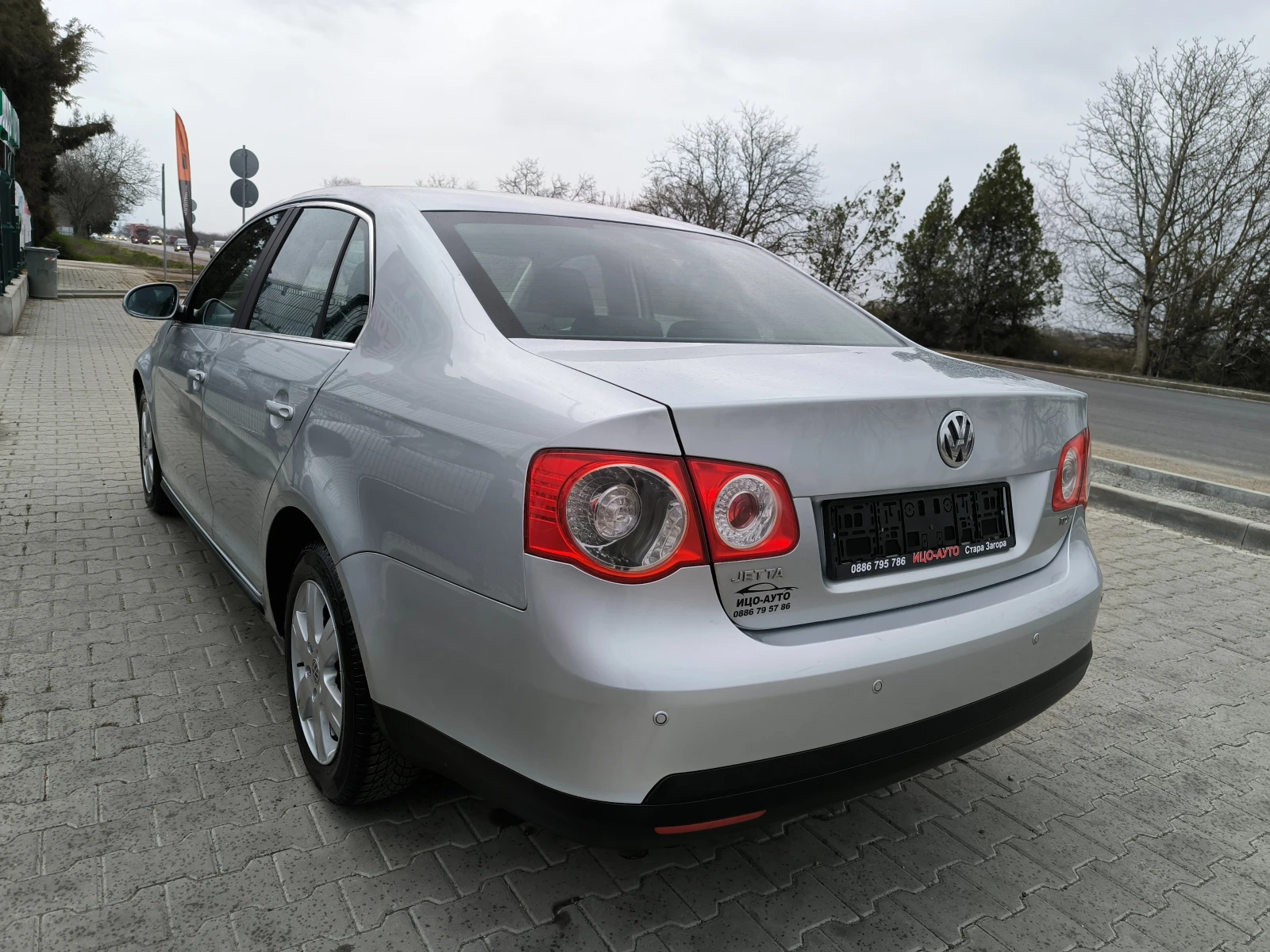 VW Jetta 1, 9 Т.D.i-105k.c.НАВИ, ПЕРФЕКТЕН, снимка 4 - Автомобили и джипове - 53998148