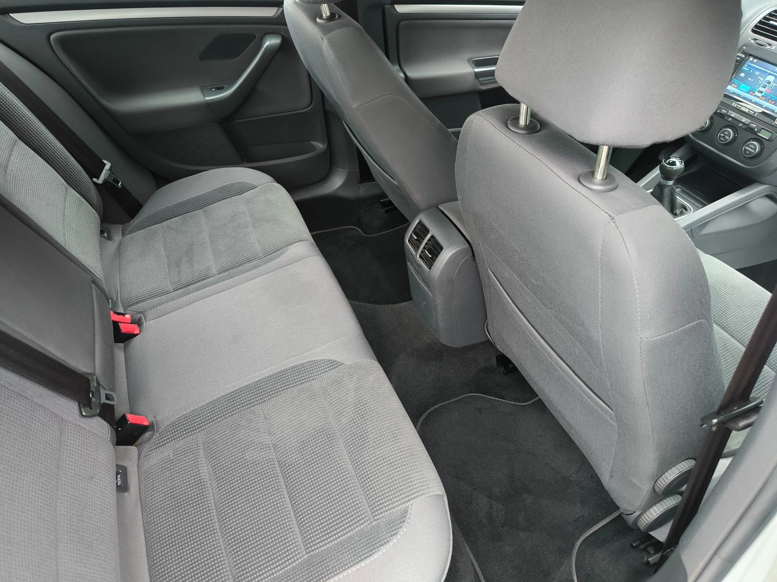 VW Jetta 1, 9 Т.D.i-105k.c.НАВИ, ПЕРФЕКТЕН, снимка 13 - Автомобили и джипове - 53998148