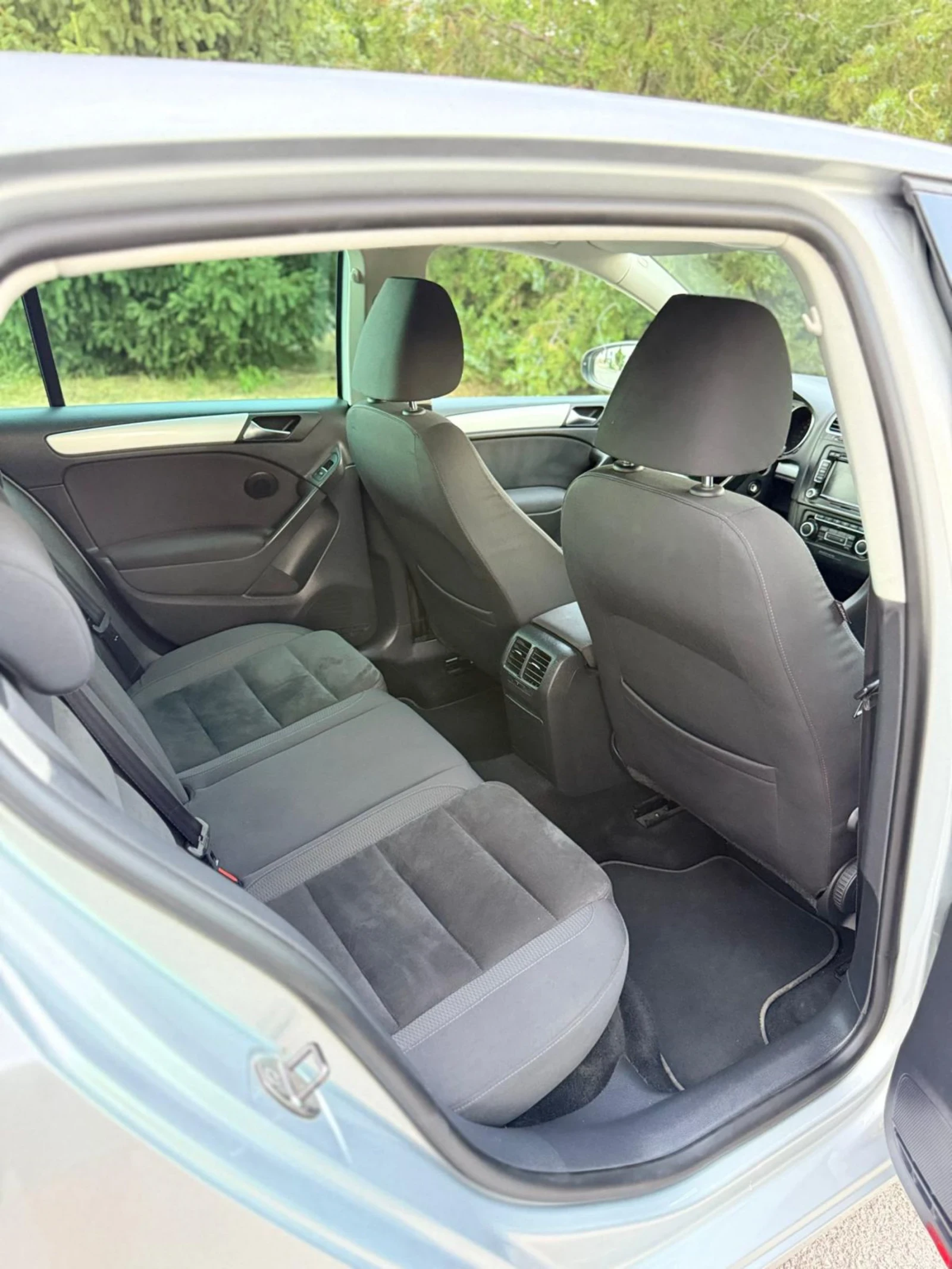 VW Golf * * 1.6TDI* * HIGHLINE* * FULL ЕКСТРИ* * ОБСЛУЖЕН*, снимка 15 - Автомобили и джипове - 54918354