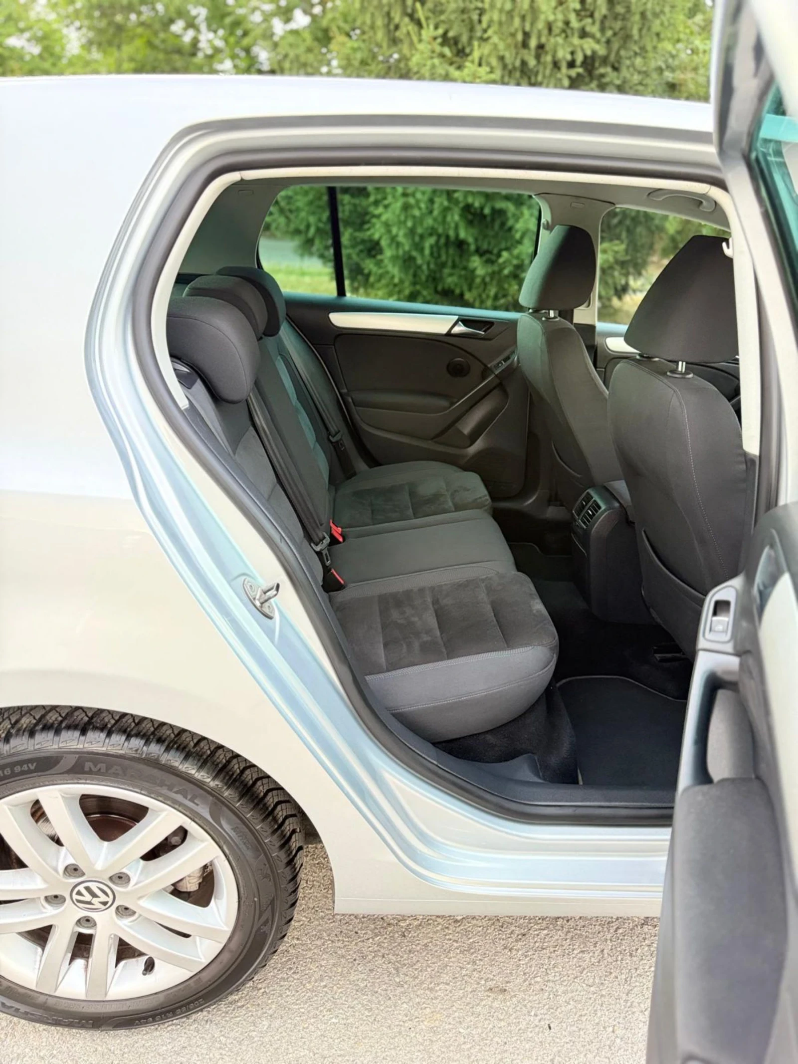 VW Golf * * 1.6TDI* * HIGHLINE* * FULL ЕКСТРИ* * ОБСЛУЖЕН*, снимка 14 - Автомобили и джипове - 54918354