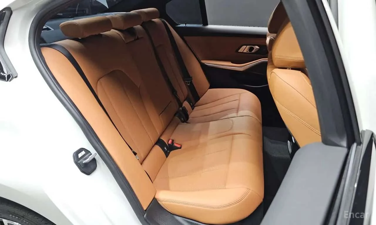 BMW 320 * 320i M Sport * CARFAX * ОПЦИЯ ЗА ФИНАНСИРАНЕ, снимка 11 - Автомобили и джипове - 55533728
