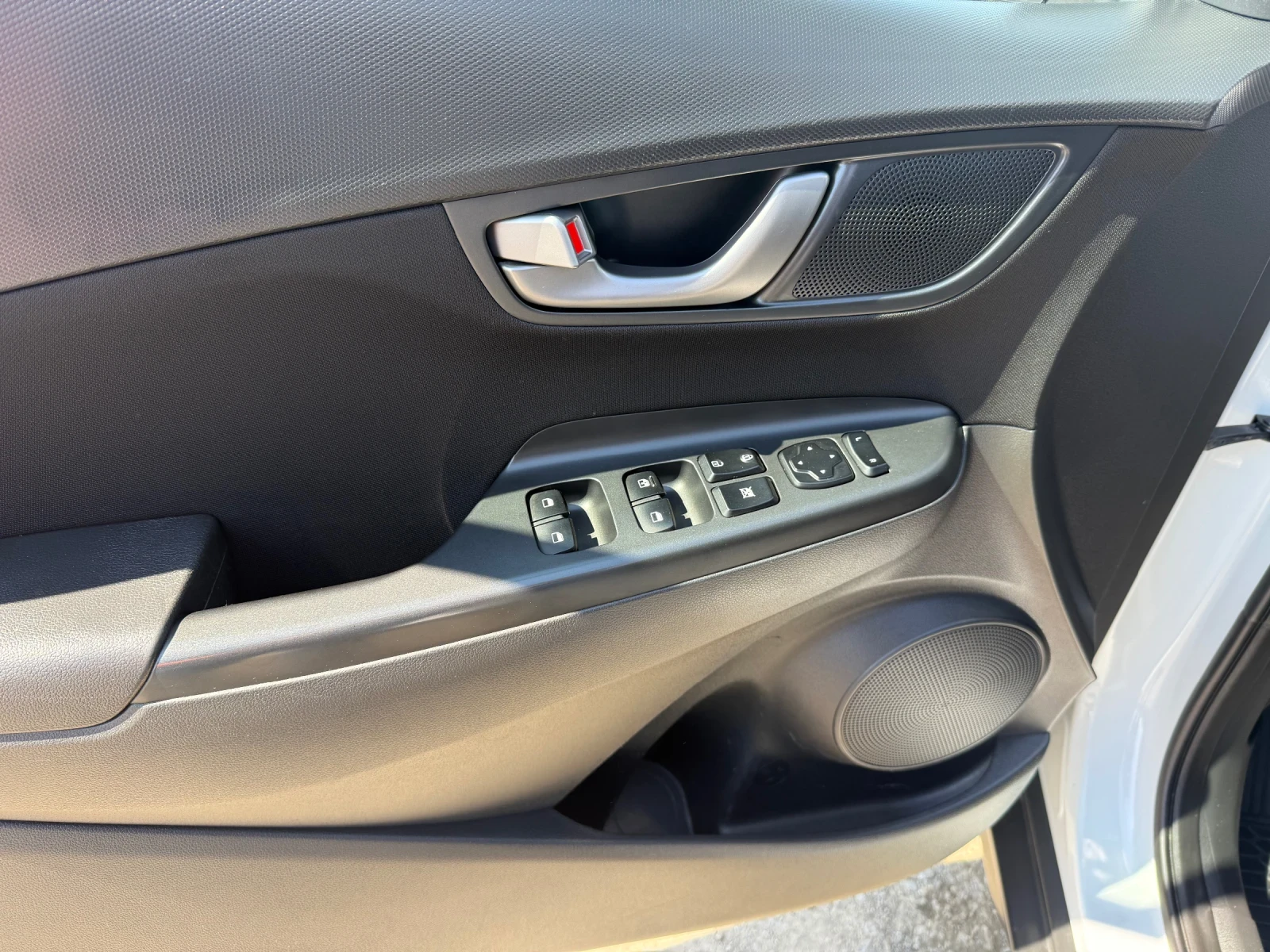 Hyundai Kona 1.6i CH 4x4 AUTOMAT, снимка 17 - Автомобили и джипове - 52821261