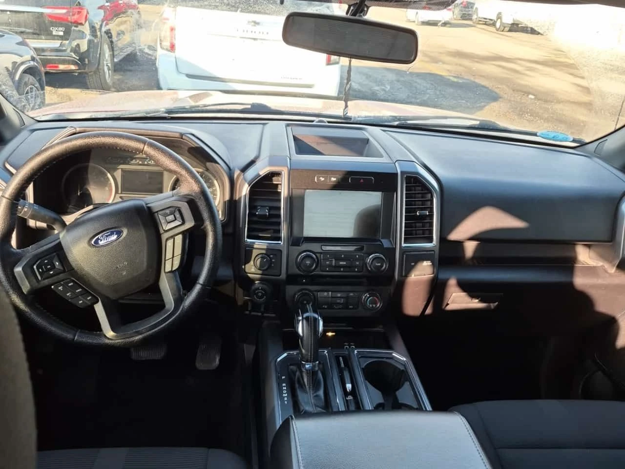 Ford F150 XLT CREW CAB SHORT BED  CARFAX, снимка 10 - Автомобили и джипове - 54438824