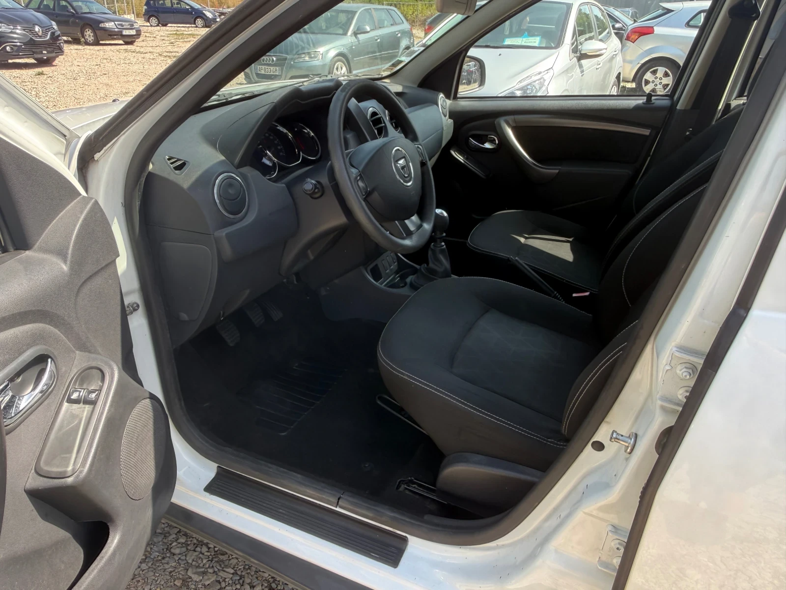 Dacia Duster 1.5dci, снимка 15 - Автомобили и джипове - 55870522